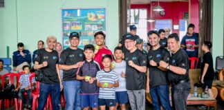 Wali Kota Payakumbuh dan panitia Kejurnas Tenis Junior 2025 foto bersama para atlet muda di Lapangan Tenis Indoor Payakumbuh.