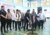 Wakil Wali Kota Payakumbuh memukul gong tanda dibukanya Turnamen Silat Minsai Al-Fitrah IV Tahun 2025 di GOR Nan Ompek.