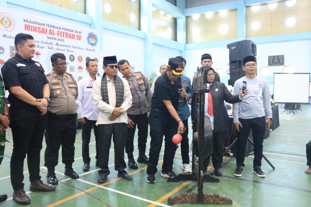 Wakil Wali Kota Payakumbuh memukul gong tanda dibukanya Turnamen Silat Minsai Al-Fitrah IV Tahun 2025 di GOR Nan Ompek.