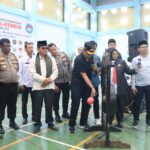 Wakil Wali Kota Payakumbuh memukul gong tanda dibukanya Turnamen Silat Minsai Al-Fitrah IV Tahun 2025 di GOR Nan Ompek.
