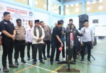 Wakil Wali Kota Payakumbuh memukul gong tanda dibukanya Turnamen Silat Minsai Al-Fitrah IV Tahun 2025 di GOR Nan Ompek.