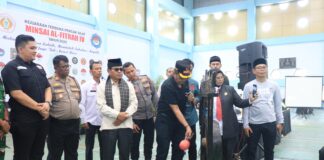 Wakil Wali Kota Payakumbuh memukul gong tanda dibukanya Turnamen Silat Minsai Al-Fitrah IV Tahun 2025 di GOR Nan Ompek.
