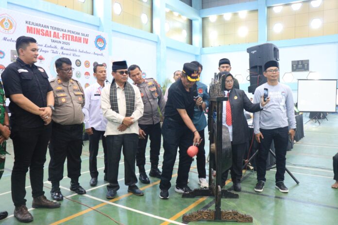 Wakil Wali Kota Payakumbuh memukul gong tanda dibukanya Turnamen Silat Minsai Al-Fitrah IV Tahun 2025 di GOR Nan Ompek.