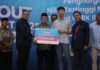 Abinsya Akbar Ramadhan menerima penghargaan nilai tertinggi nasional Tryout UTBK SNBT 2025 dari Telkomsel