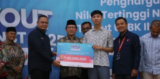 Abinsya Akbar Ramadhan menerima penghargaan nilai tertinggi nasional Tryout UTBK SNBT 2025 dari Telkomsel