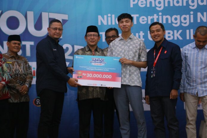 Abinsya Akbar Ramadhan menerima penghargaan nilai tertinggi nasional Tryout UTBK SNBT 2025 dari Telkomsel