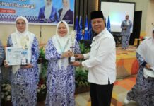 Ketua DPC IWAPI menerima trofi penghargaan pada Rakerda IV IWAPI Sumatera Barat 2025 di Kota Payakumbuh