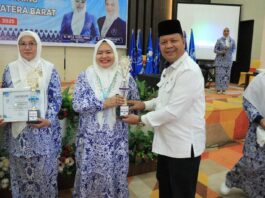Ketua DPC IWAPI menerima trofi penghargaan pada Rakerda IV IWAPI Sumatera Barat 2025 di Kota Payakumbuh