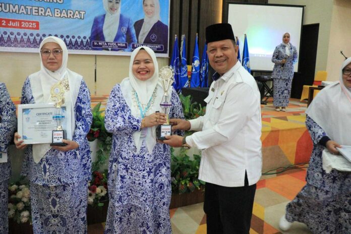 Ketua DPC IWAPI menerima trofi penghargaan pada Rakerda IV IWAPI Sumatera Barat 2025 di Kota Payakumbuh