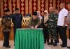 Wali Kota Payakumbuh menandatangani dokumen pengesahan Perda didampingi DPRD dan Forkopimda