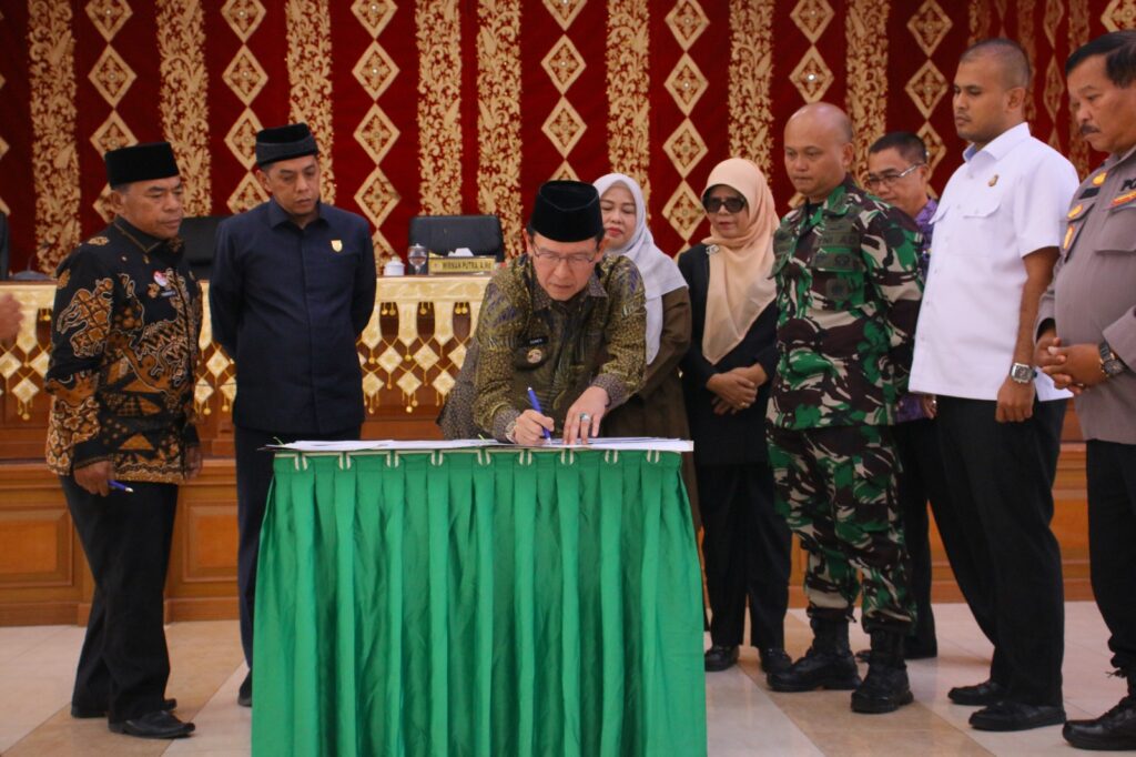 Wali Kota Payakumbuh menandatangani dokumen pengesahan Perda didampingi DPRD dan Forkopimda
