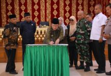 Wali Kota Payakumbuh menandatangani dokumen pengesahan Perda didampingi DPRD dan Forkopimda