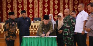Wali Kota Payakumbuh menandatangani dokumen pengesahan Perda didampingi DPRD dan Forkopimda