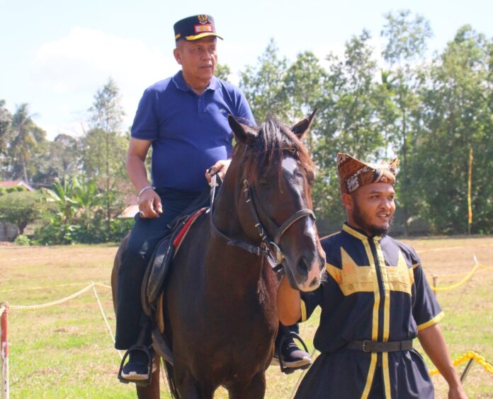 Wawako Payakumbuh Naik Kuda di Liga Hedef Panahan Berkuda Sumbar 2025 Wakil Wali Kota Payakumbuh Elzadaswarman menunggang kuda saat pembukaan Liga Hedef Panahan Berkuda Sumbar 2025 di Unand