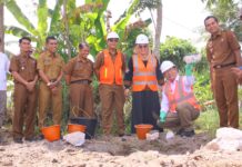 Wali Kota Payakumbuh meletakkan batu pertama pembangunan Kantor Lurah Koto Panjang
