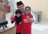 Wali Kota Payakumbuh berfoto bersama dua atlet senam cilik yang akan berlaga di Kejurnas Indonesia Open 2025