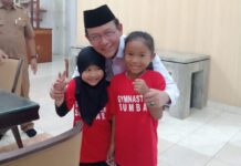 Wali Kota Payakumbuh berfoto bersama dua atlet senam cilik yang akan berlaga di Kejurnas Indonesia Open 2025
