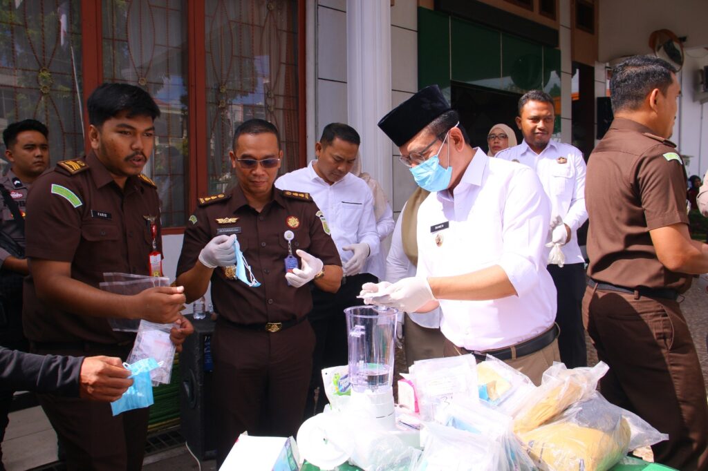 Wali Kota Payakumbuh bersama Kejaksaan Negeri memusnahkan barang bukti narkotika di halaman Kantor Kejari Payakumbuh