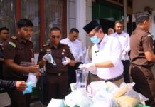 Wali Kota Payakumbuh bersama Kejaksaan Negeri memusnahkan barang bukti narkotika di halaman Kantor Kejari Payakumbuh