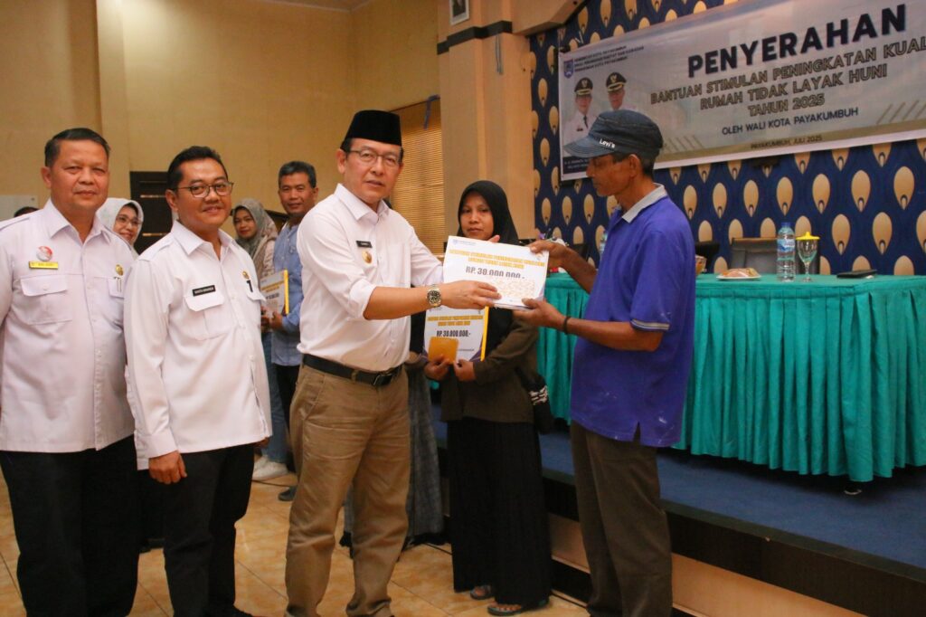 Wali Kota Payakumbuh menyerahkan bantuan peningkatan kualitas rumah tidak layak huni kepada warga secara simbolis tahun 2025
