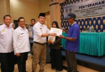 Wali Kota Payakumbuh menyerahkan bantuan peningkatan kualitas rumah tidak layak huni kepada warga secara simbolis tahun 2025