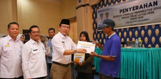 Wali Kota Payakumbuh menyerahkan bantuan peningkatan kualitas rumah tidak layak huni kepada warga secara simbolis tahun 2025