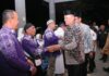 Wakil Wali Kota Payakumbuh Elzadaswarman menyambut jamaah haji kloter XV yang baru tiba di halaman Kantor Wali Kota