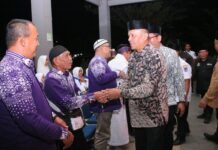Wakil Wali Kota Payakumbuh Elzadaswarman menyambut jamaah haji kloter XV yang baru tiba di halaman Kantor Wali Kota