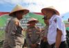 Wakil Wali Kota dan Kapolres Payakumbuh berdiskusi saat kegiatan penanaman jagung serentak di Koto Panjang tahun 2025