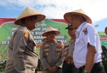 Wakil Wali Kota dan Kapolres Payakumbuh berdiskusi saat kegiatan penanaman jagung serentak di Koto Panjang tahun 2025