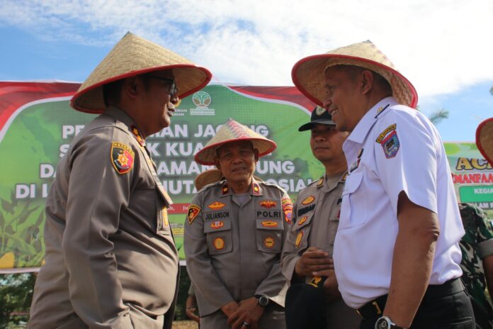 Sinergi Pemko dan Polres Payakumbuh di Penanaman Jagung Serentak 2025 Wakil Wali Kota dan Kapolres Payakumbuh berdiskusi saat kegiatan penanaman jagung serentak di Koto Panjang tahun 2025