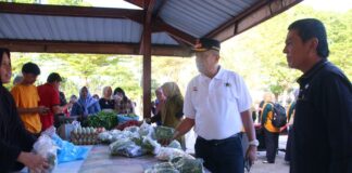 Wakil Wali Kota Payakumbuh mengunjungi pedagang pasar sayur di Pasar Padang Kaduduak yang kembali aktif.
