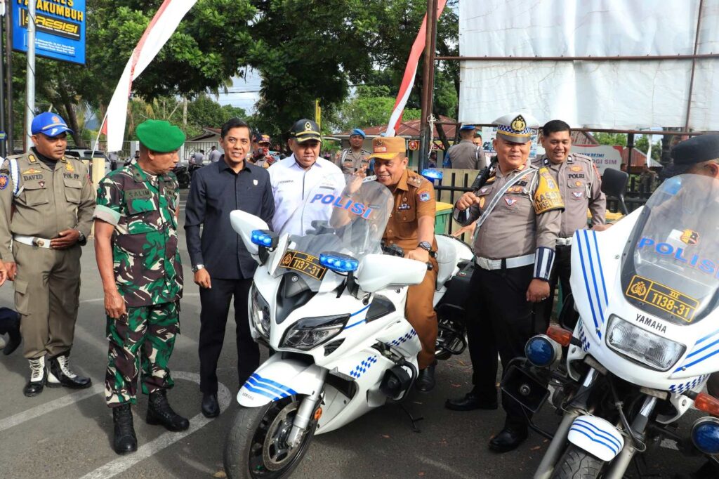 Wakil Wali Kota Payakumbuh Elzadaswarman bersama jajaran TNI-Polri dan instansi terkait meninjau kesiapan Operasi Patuh Singgalang 2025, berdiri di samping motor patroli Polisi.