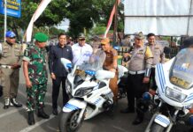 Wakil Wali Kota Payakumbuh Elzadaswarman bersama jajaran TNI-Polri dan instansi terkait meninjau kesiapan Operasi Patuh Singgalang 2025, berdiri di samping motor patroli Polisi.