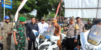 Wakil Wali Kota Payakumbuh Elzadaswarman bersama jajaran TNI-Polri dan instansi terkait meninjau kesiapan Operasi Patuh Singgalang 2025, berdiri di samping motor patroli Polisi.