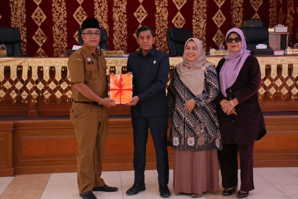 Sekda Payakumbuh Serahkan Nota Pengantar Perubahan KUA-PPAS APBD 2025 kepada DPRD