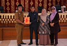 Sekda Payakumbuh Serahkan Nota Pengantar Perubahan KUA-PPAS APBD 2025 kepada DPRD