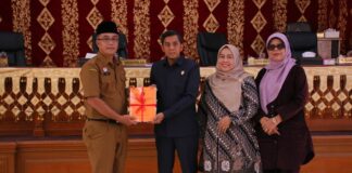 Sekda Payakumbuh Serahkan Nota Pengantar Perubahan KUA-PPAS APBD 2025 kepada DPRD