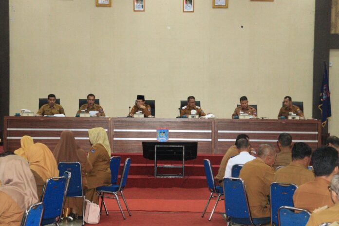 Wali Kota Payakumbuh bersama jajaran pimpinan daerah memimpin Rapat Koordinasi Pejabat Pemko Payakumbuh Tahun 2025 di Aula Ngalau Indah.