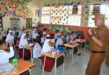 Wakil Wali Kota Payakumbuh Elzadaswarman memberikan motivasi kepada siswa baru di dalam ruang kelas saat kunjungan hari pertama sekolah tahun ajaran 2025/2026.