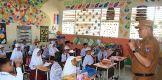 Wakil Wali Kota Payakumbuh Elzadaswarman memberikan motivasi kepada siswa baru di dalam ruang kelas saat kunjungan hari pertama sekolah tahun ajaran 2025/2026.