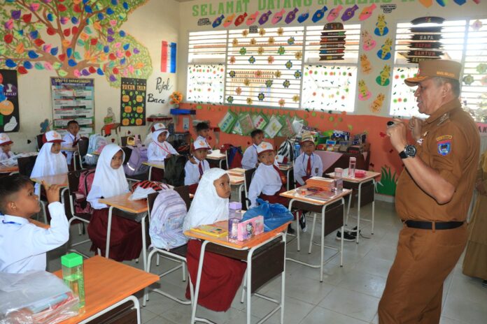 Wakil Wali Kota Payakumbuh Elzadaswarman memberikan motivasi kepada siswa baru di dalam ruang kelas saat kunjungan hari pertama sekolah tahun ajaran 2025/2026.