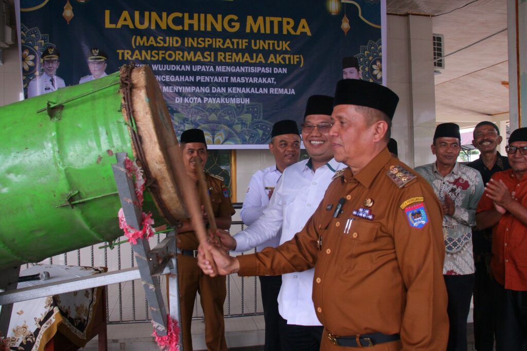 Wakil Wali Kota Payakumbuh Elzadaswarman memukul beduk saat peluncuran program Masjid MITRA di Masjid Agung Istiqomah.
