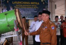 Wakil Wali Kota Payakumbuh Elzadaswarman memukul beduk saat peluncuran program Masjid MITRA di Masjid Agung Istiqomah.