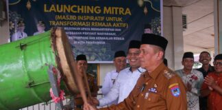 Wakil Wali Kota Payakumbuh Elzadaswarman memukul beduk saat peluncuran program Masjid MITRA di Masjid Agung Istiqomah.