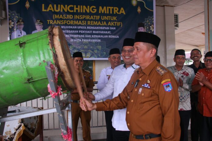 Peluncuran Program MITRA Payakumbuh: Masjid Sebagai Pusat Pembinaan Remaja Wakil Wali Kota Payakumbuh Elzadaswarman memukul beduk saat peluncuran program Masjid MITRA di Masjid Agung Istiqomah.