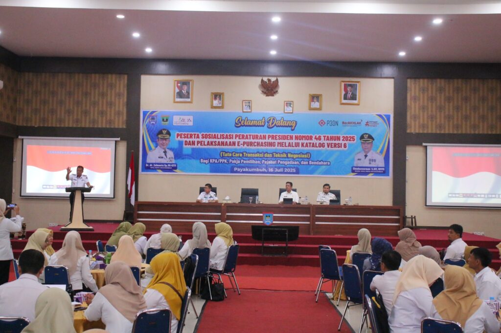 Wakil Wali Kota Payakumbuh Elzadaswarman membuka sosialisasi Perpres 46 Tahun 2025 dan e-Katalog Versi 6 di Aula Ngalau Indah