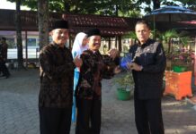 Wawako Payakumbuh menerima buku karya kolaboratif guru dan siswa SMPN 8 Payakumbuh