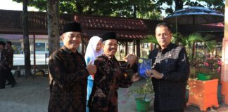 Wawako Payakumbuh menerima buku karya kolaboratif guru dan siswa SMPN 8 Payakumbuh