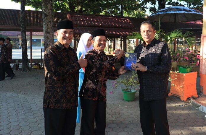 Penyerahan Buku Literasi SMPN 8 Payakumbuh kepada Wakil Wali Kota Wawako Payakumbuh menerima buku karya kolaboratif guru dan siswa SMPN 8 Payakumbuh